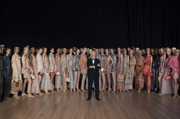Giorgio Armani con le modelle a New York 17 ottobre 2024 - Ccourtesy of Giorgio Armani Giorgio Armani con le modelle a New York 17 ottobre 2024