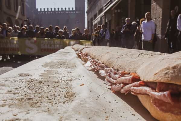 Panino gigante al salame