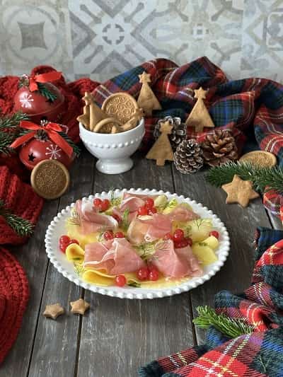Carpaccio di frutta con Prosciutto Toscano DOP e biscotti salati