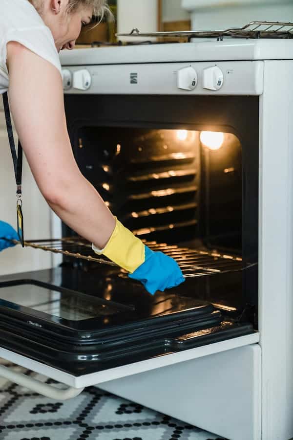Pulire il forno - foto di Liliana Drew, pexels Pulire il forno con aceto di alcol