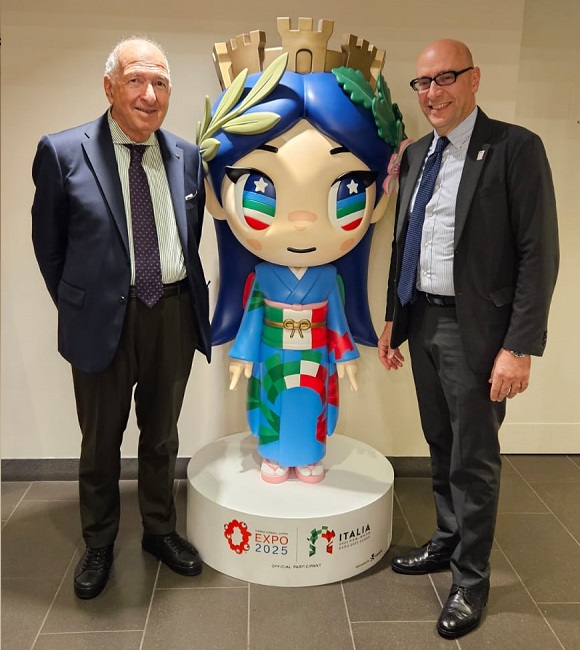 Serri e Vattani con la mascotte di Expo 2025