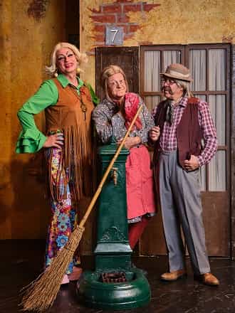 I Legnanesi in Ricordati il Bonsai - Mabilia, Teresa e Giovanni - Teatro Repower Legnanesi Ricordati il Bonsai Scena 2