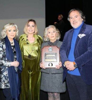 01 Riconoscimento alla fondatrice della Fondazione Natale Ferrario, Enrica Ferrario