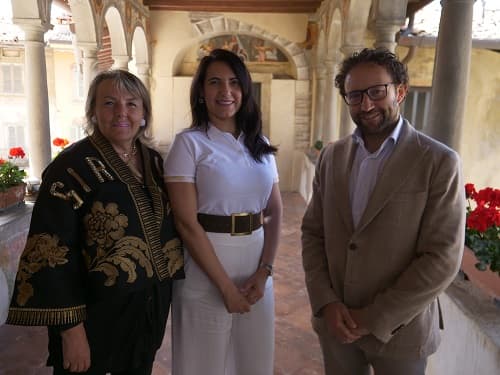 Da dx Il Sindaco Massimo Morstabilini a sx La Presidente Foundation Maria Antonia Sala e Funzionario JTV Foundation Diana Kenia Bezera de Santanal Da dx Il Sindaco di Clusone Massimo Morstabilini a sx La Presidente Foundation Maria Antonia Sala e Funzionario JTV Foundation Diana Kenia Bezera de Santanal