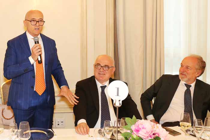 Alfonso Signorini mentre elogia il Sovrintendente del Teatro alla Scala Fortunato Ortombina; a destra l'imprenditore Arturo Artom Colazione in onore di Ortombina Hotel Principe di Savoia 4 giugno 2015 06
