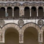 Duomo di Salerno Chiostro Particolare degli intarsi policromatici foto Bellsalerno