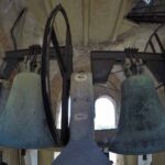 Le due campane maggiori, poste nella cella campanaria inferiore su un’incastellatura in cemento armato foto di Ermen Guerra