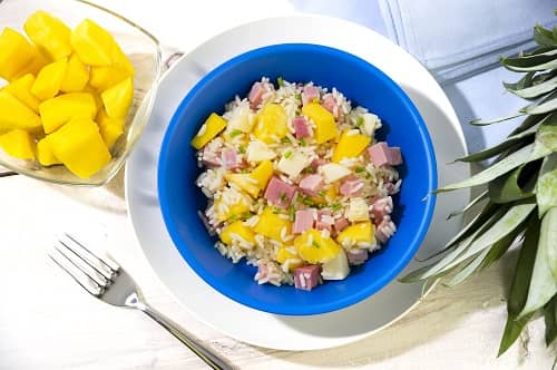 Insalata di riso con ananas, mango, formaggio e cubetti di prosciutto cotto (1)