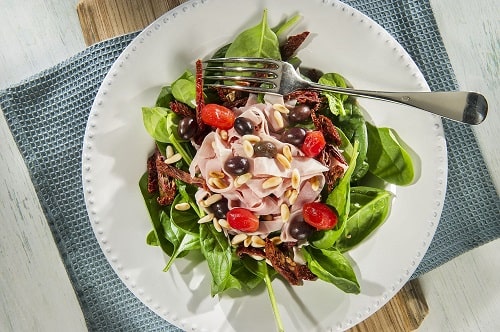 Insalata di spinacino novello, straccetti di prosciutto cotto e profumi mediterranei