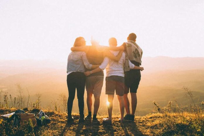 L'amicizia - ph Helena Lopes, unsplash l'amicizia Helena Lopes, unsplash - edukit gratuito sull'amicizia