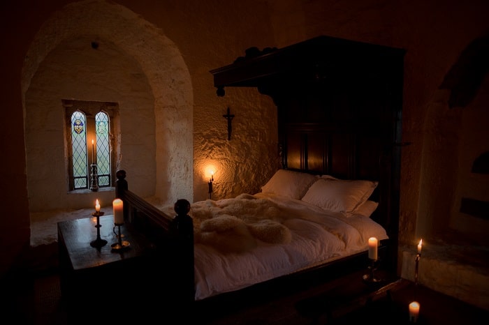 Autentica esperienza medievale al Castello Nero viaggi dark Airbnb