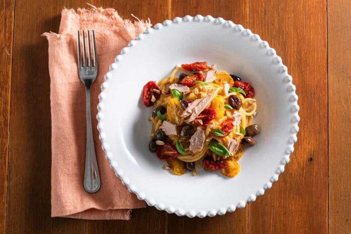 Spaghetti Tonno Rio Mare, pomodorini confit, olive taggiasche, mandorle