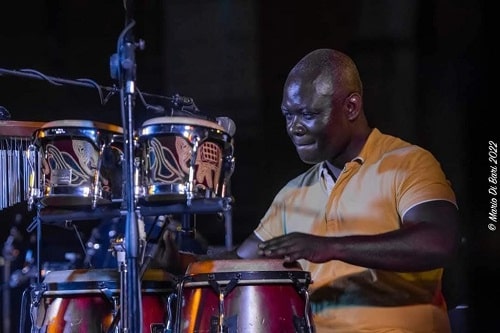 il musicista e cantante percussionista Etienne Mundum