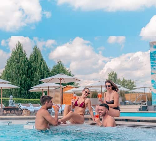piscina con giovani