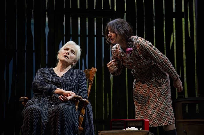 Ivana Monti e Ambra Angiolini ne La Reginetta di Leenane di Martin McDonagh Regia di <yoastmark class=
