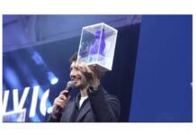 Stefano De Martino riceve il Telegatto al Festival dello Spettacolo Stefano De Martino con il primo Telegatto