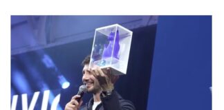 Stefano De Martino con il primo Telegatto