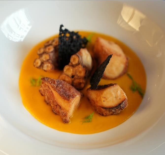 Fratò Polpo con zucca gialla e chips al nero di seppia Fratò Polpo con zucca gialla e chips al nero di seppia