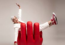 Ci siam cascate di nuovo: la satira di Alessandra Faiella a teatro Ci siam cascate di nuovo al teatro Leonardo