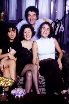 Tony Dallara con la moglie e le due figlie