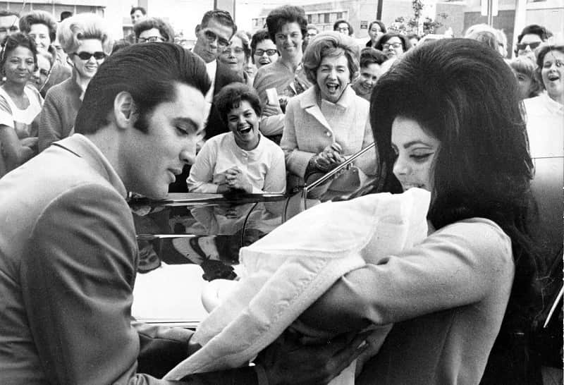 Elvis e Priscilla Presley con la figlia Lisa Marie (Febbraio 1968) - in concert