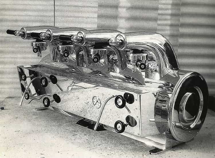 Macchina da caffè La Pavoni, progettata da Gio Ponti nel 1948 Macchina da caffè La Pavoni, progettata da Gio Ponti nel 1948