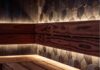 Profili in alluminio per LED: design, funzionalità e massima resa luminosa Illuminazione LED integrata con profili in alluminio in un ambiente dal design moderno con rivestimenti in legno e luce soffusa uniforme