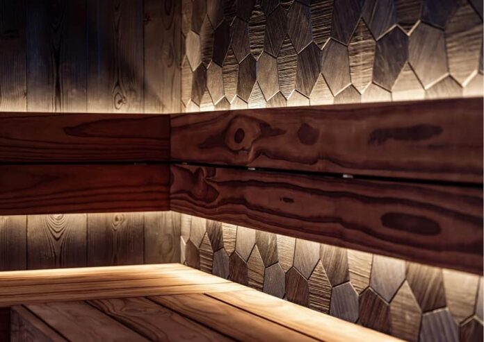 Profili in alluminio Illuminazione LED integrata con profili in alluminio in un ambiente dal design moderno con rivestimenti in legno e luce soffusa uniforme
