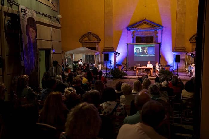 La platea stipata in Piazza Matteotti
