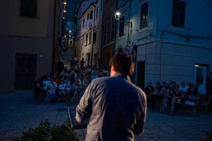ebf_Marco Manfredi legge all'imbrunire